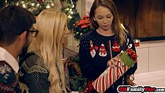 Kenzie Reeves, drobna nastolatka, używa dildo, by zaspokoić się przed seksem z Angel Smalls w noc Bożego Narodzenia